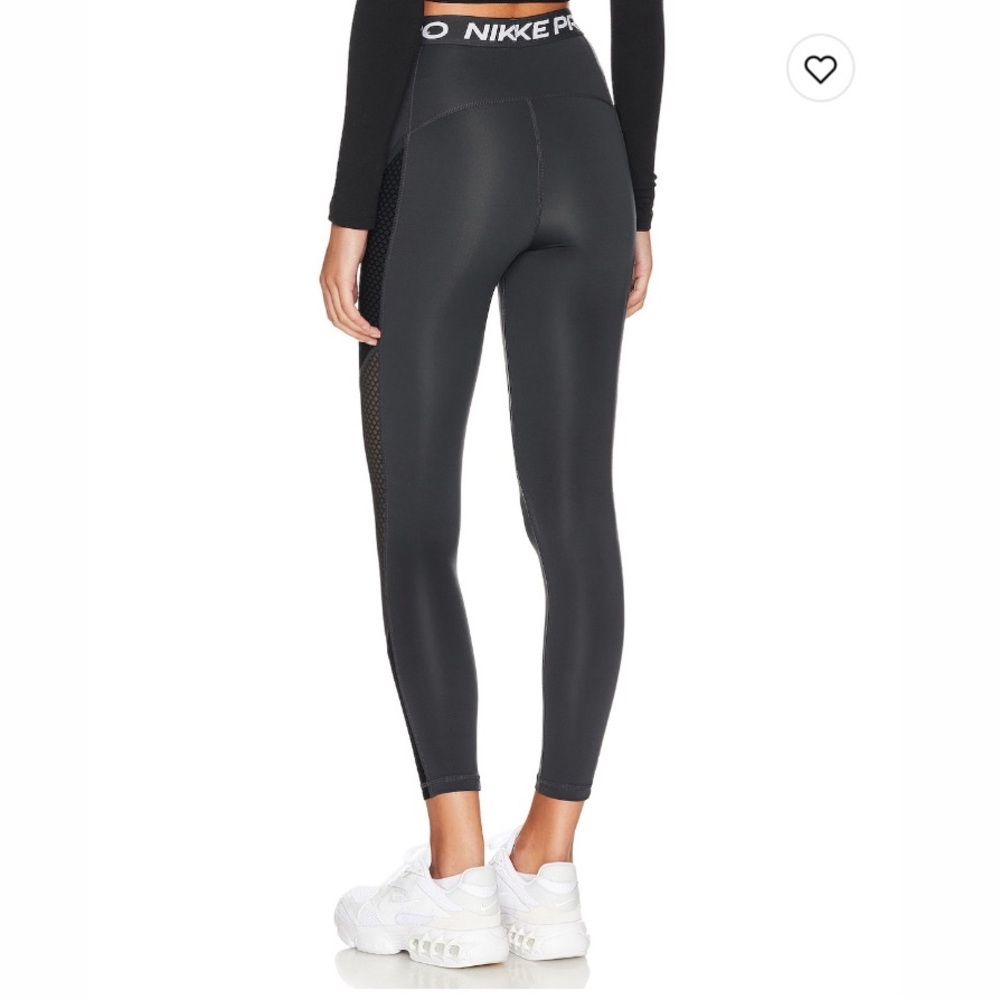 Nike - Picture 3 of 6